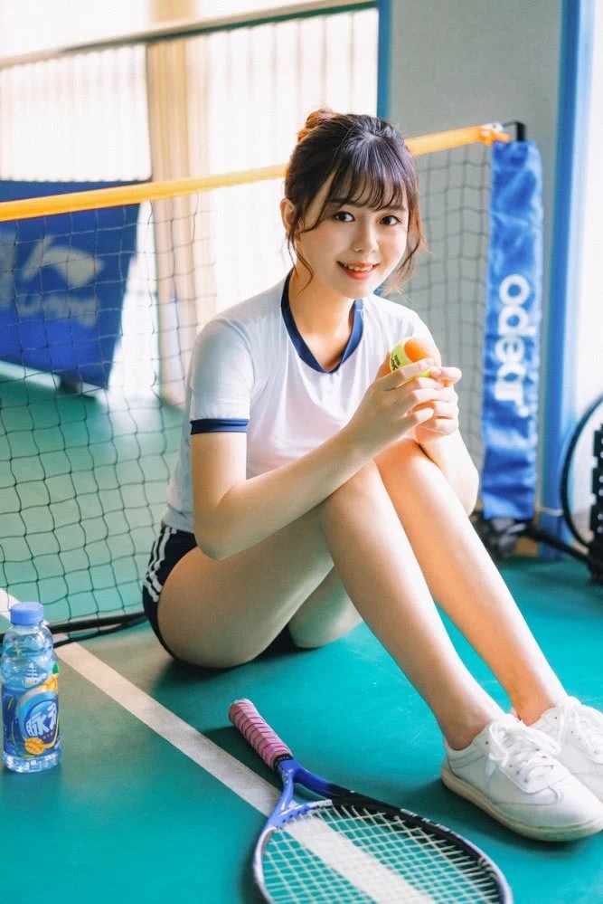 「活力」美女街拍:美女活力运动装,是青春的味道