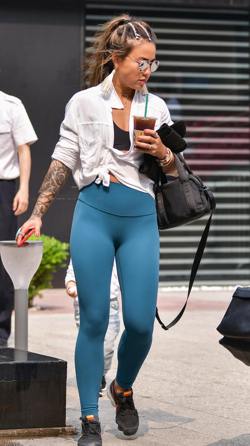 气质小姐姐紧身裤勾勒出丰腴臀线，亮银色的小眼镜跟肌肤呈现鲜明