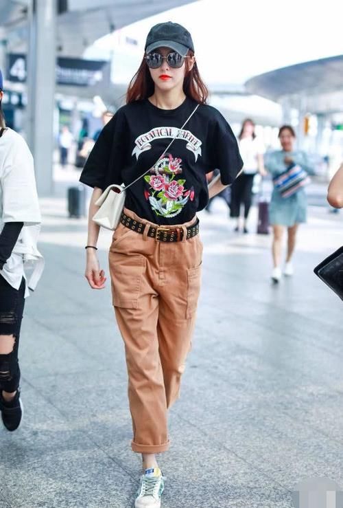 唐嫣这是又瘦了？皮带都勒不紧裤子了，感觉再走两步就要掉了！