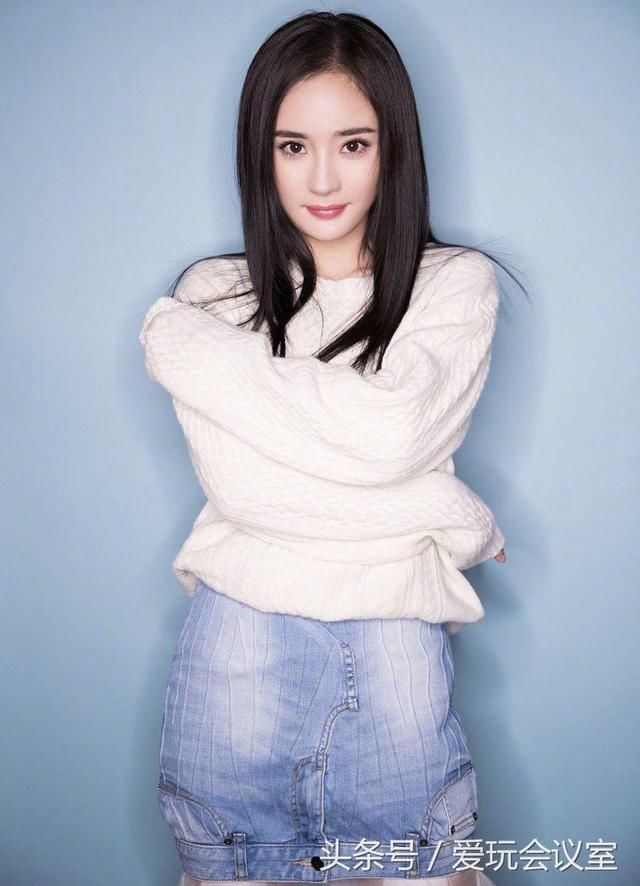 杨幂反穿超短牛仔裙，若隐若现的美腿更诱人，性感中透露着搞笑