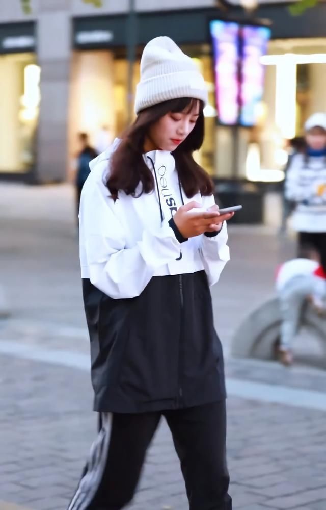  帆布鞋■匡威太会赚钱了，又新出“左脚右脚不一样”版本，晚下手就没了！