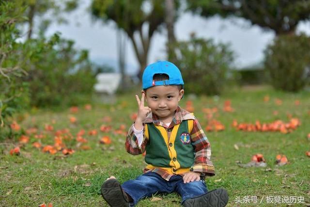 爸爸姓死,给孩子起了个名字,老师念了一遍后,同