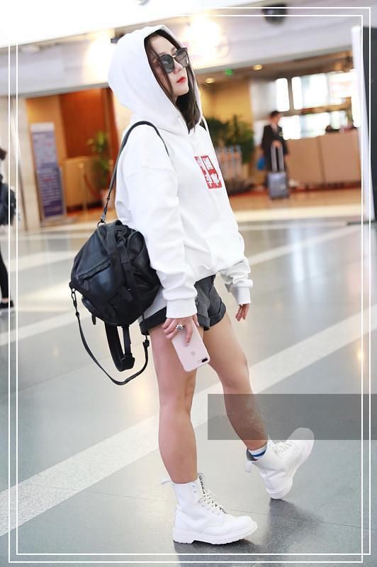 当130斤王菊和110斤何洁同穿短裤，我才知道什么是真正的肌肉腿！