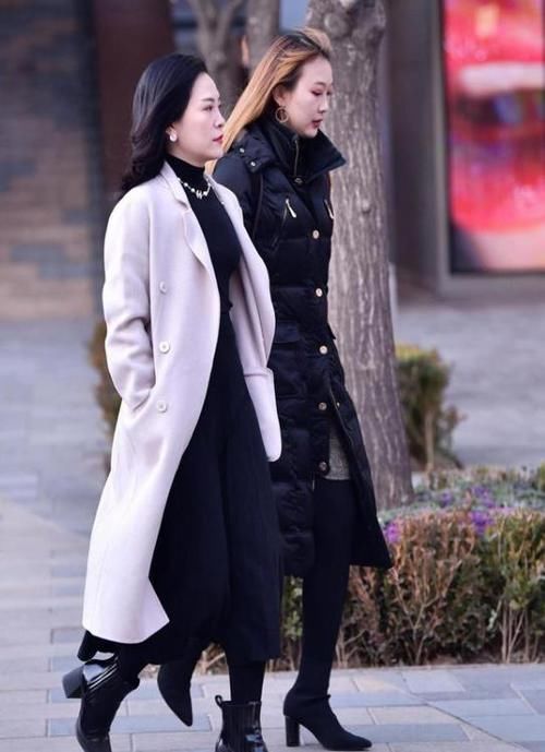 「搭配一双」街拍:活泼可爱的小姐姐,一件粉色短袖配黑色短裤,青春活力风采
