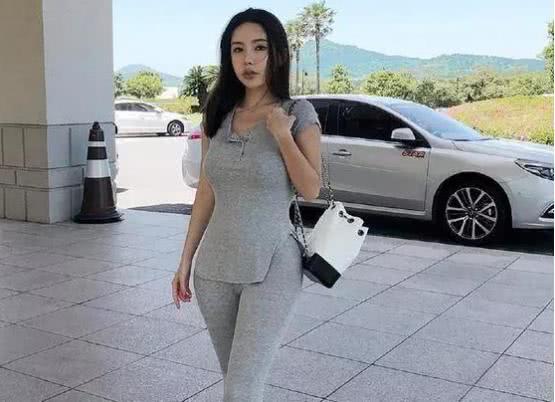 自信的女人，更应该穿打底裤，展示自己的自信与好身材