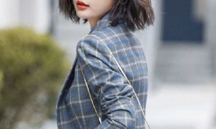 天一冷就穿毛衣，土!今年国庆流行短风衣+烟管裤，洋气又显瘦