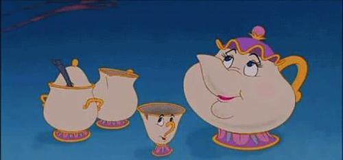 迪士尼公主才会干的事情，美人鱼用叉子梳头，乐佩拖着长发去扫地