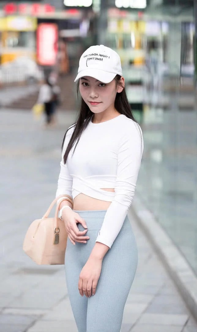 你们最爱的美臀秀，纯纯的小仙女，紧身装勾勒出丰腴的臀部