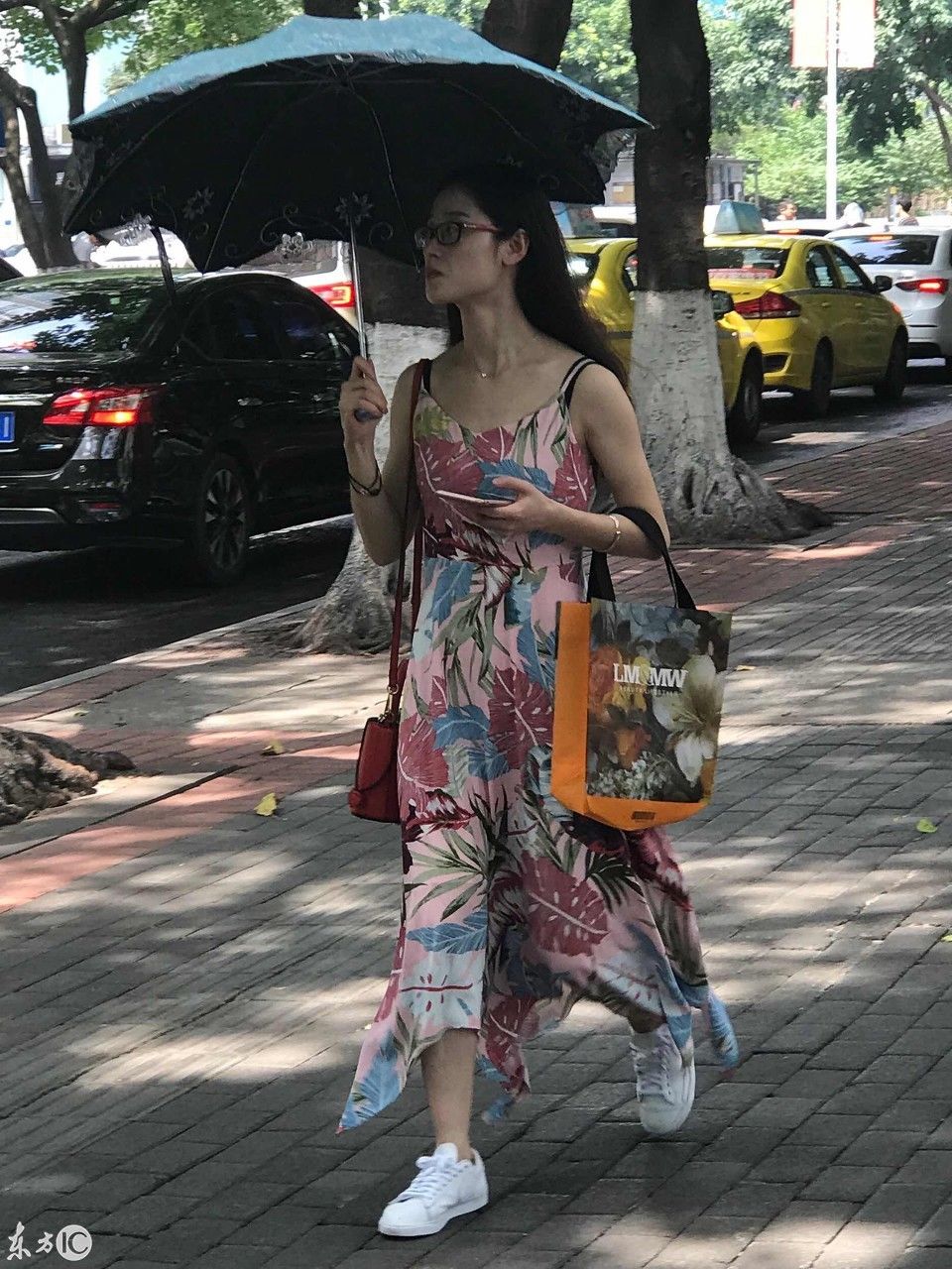 街拍重庆美女，看就行了千万别搭讪，重庆美女的口音让你必痿无疑