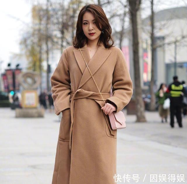 感染力■街拍小姐姐穿着黑色网纱的仙女裙,太有感染力了