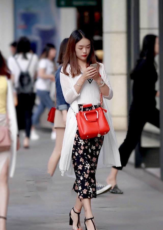路人街拍，小姐姐白色的t恤长裙，简约而大方，显得活力而青春