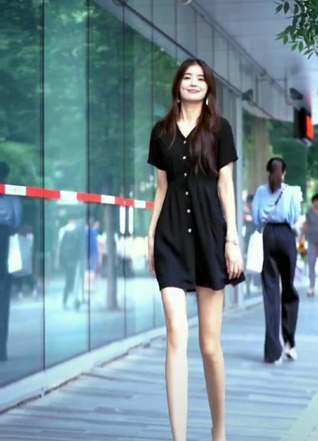  「小姐姐」这小姐姐腿长得过分了吧，裙子我穿齐小腿，她穿齐腰下10cm！