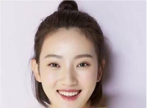 「内扣短发」扎苹果头才是好性格的表现,女生短发扎苹果头,一点也不难