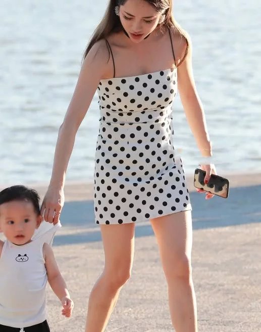 气质小姐姐穿紧身包臀裙，身材玲珑有致，脸上的笑容真甜美