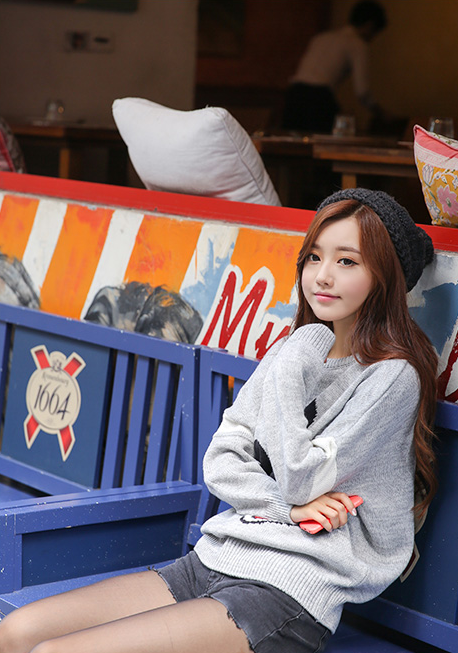 女神孙允珠，浅灰色米奇图案长袖T