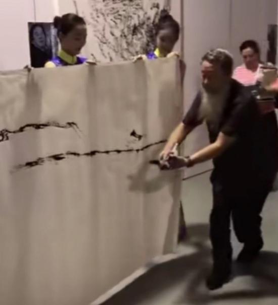 自称清华教授被辟谣 “射墨”网红回应网友谩骂