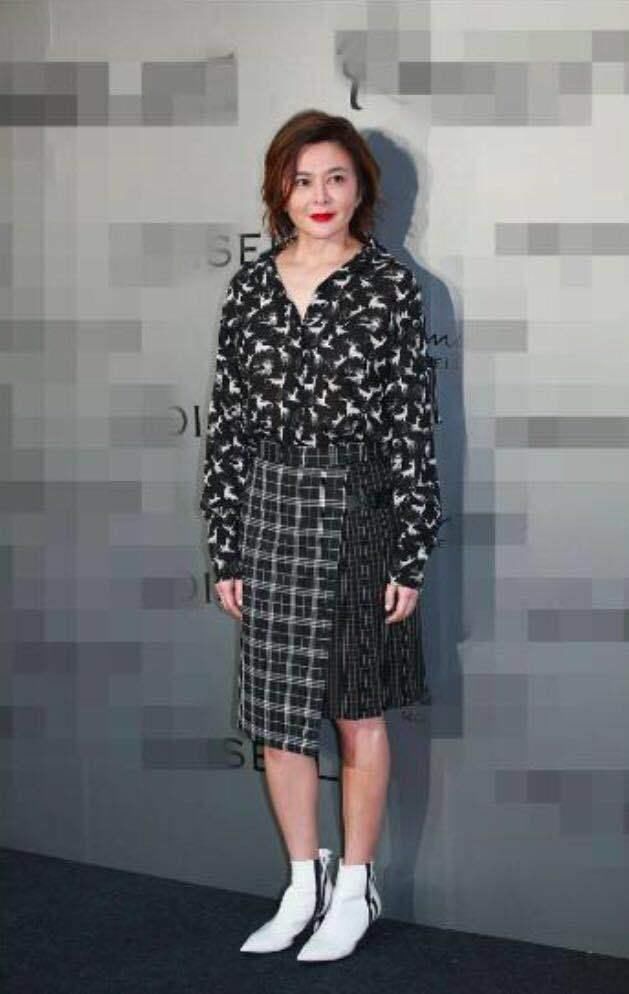 许久不见的关之琳亮相，昔日女神55岁穿短裙装嫩，气质不输佘诗曼
