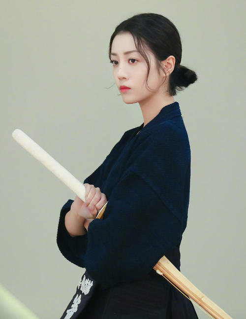 李溪芮素颜放飞自我，像极了郑爽的打扮，难怪杨幂都不想捧了！