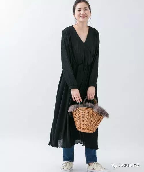 换季穿啥?一件黑色连身洋装让你完美搭出日系时尚