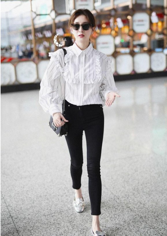 江疏影机场私拍，腿细如竹竿，网友:有80斤算我瞎