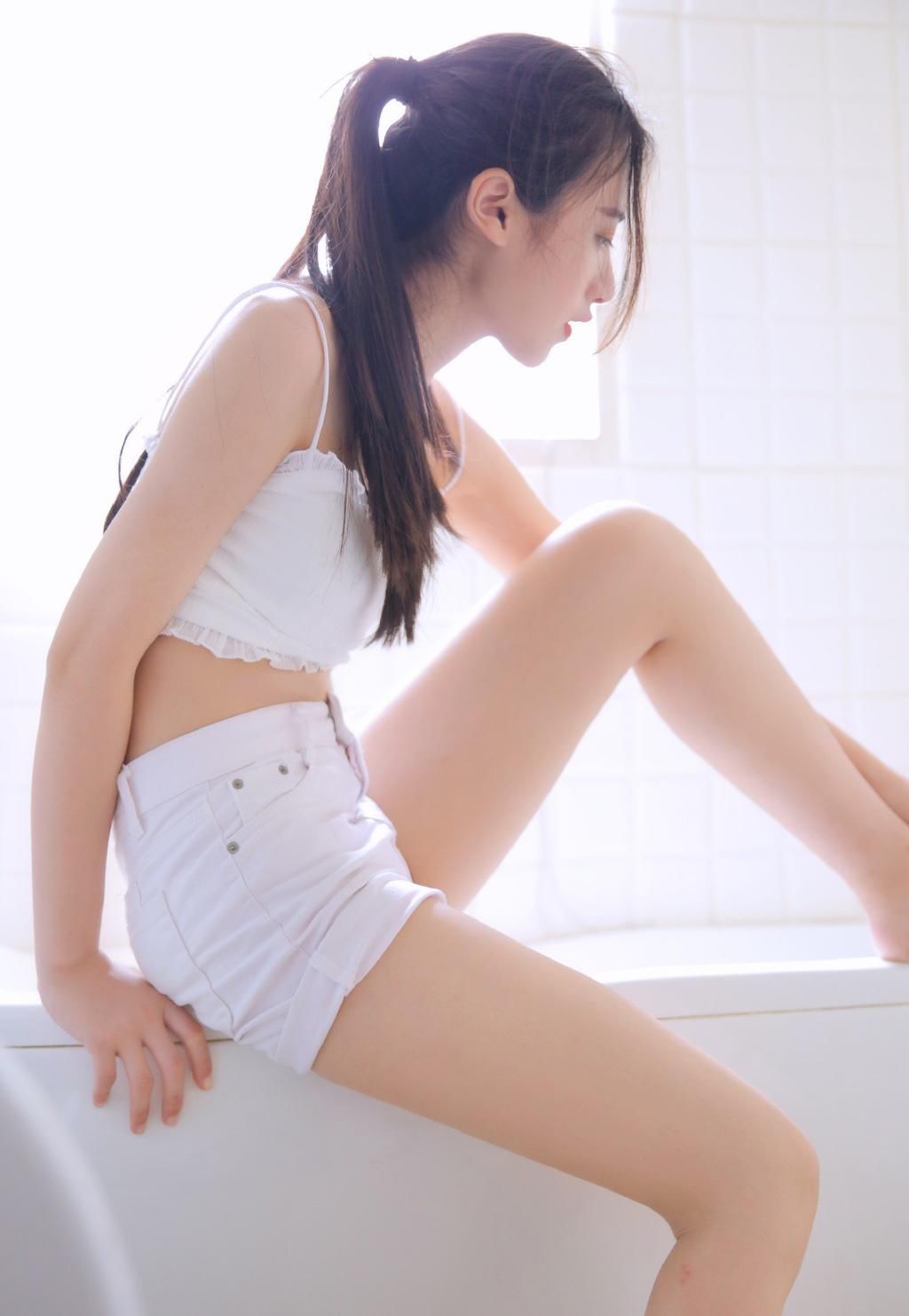 惹火美女前凸后翘性感吊带美女图片