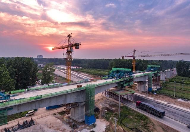 跨越三个省份的高铁线预计明年正式运营，沿线经过多个旅游城市