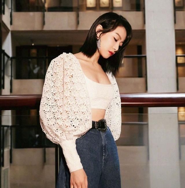  『会呈现出』宋茜太敢穿！穿白色镂空短款上衣配高腰直筒牛仔裤