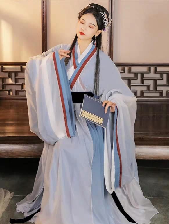  「套衣服的配」它被称作时期的泪水，型制不正确却仍然受大伙儿热烈欢迎，究竟由于哪些