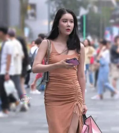  美女：美女时尚街拍：丰姿绰约的美女，一条棕色的吊带连衣裙，时尚魅力女人味
