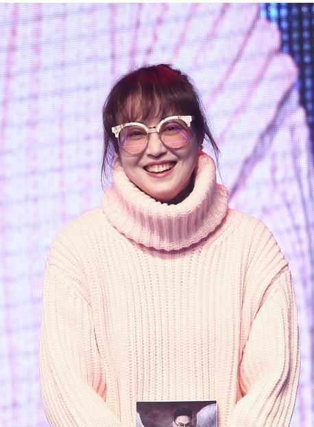 周海媚粉色毛衣配上一口大黄牙，网友直呼:女神形象瞬间坍塌!