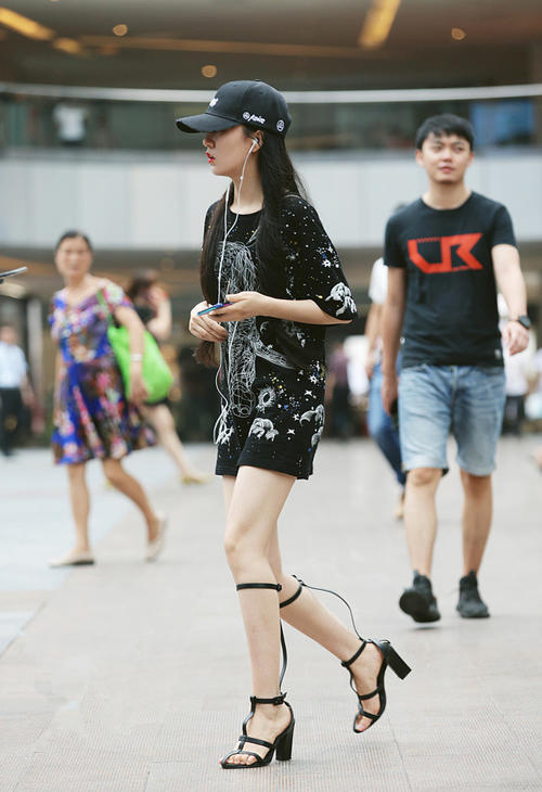 路人街拍：小姐姐一袭蓝色吊带裙清新可爱，走在路上像天使