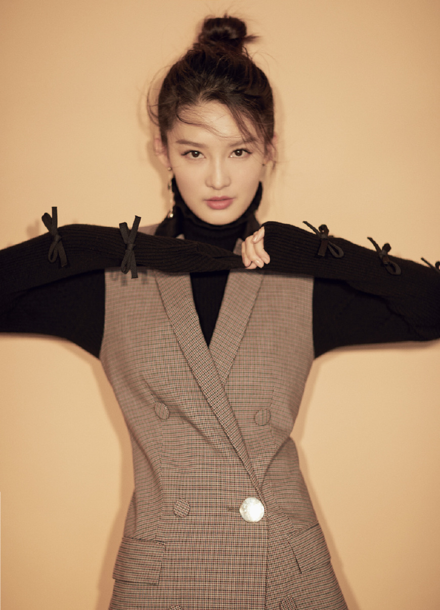 28岁李沁放大招了！身着波点裙性感迷人，网友：这双美腿太抢镜了