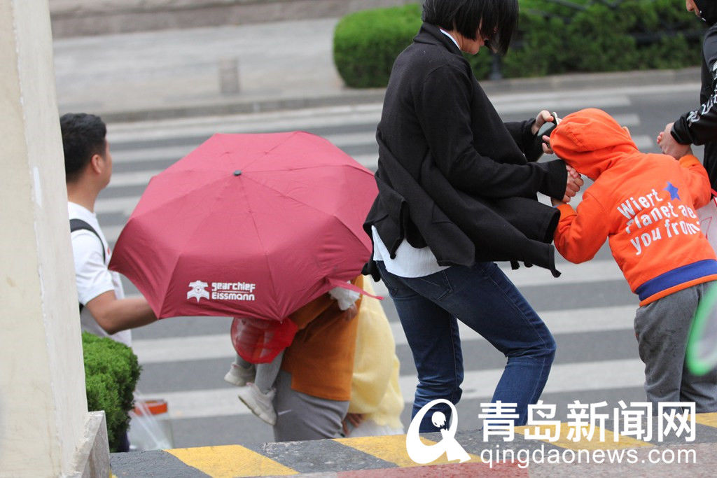 冷空气 9级大风驾到！游人兴致满满，顶风冒雨游栈桥