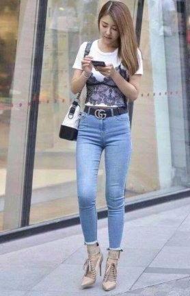 混搭也很时尚的牛仔裤美女,获得了路人赞许的目光!
