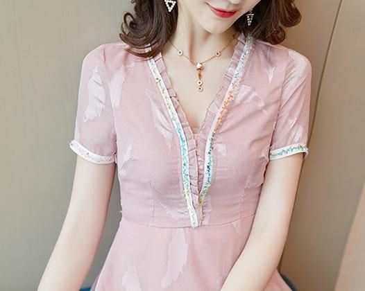 女人穿裙子要不要穿丝袜，看看下面女人便知道，时尚显瘦又漂亮