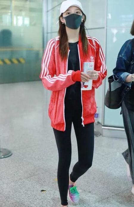 关晓彤咋瘦这么多？打底裤外啥也没穿，网友：可以转行当超模了