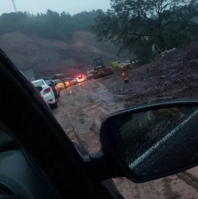  汽车@国内堵车的真正原因，真的是修路和红灯多吗？其实不然