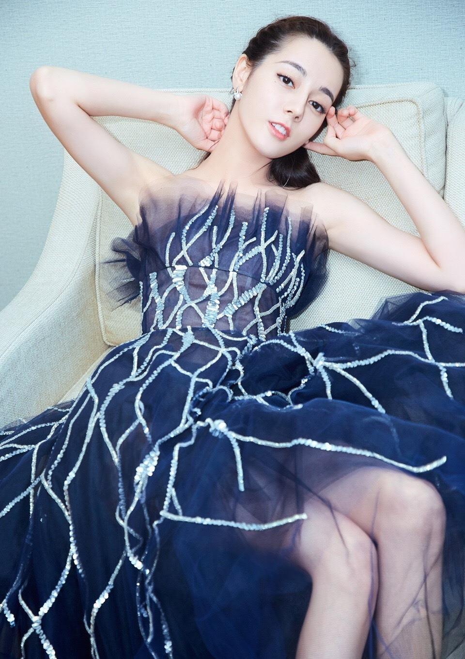 迪丽热巴也太惊艳了！抹胸薄纱裙不停往上撩，连坐姿都那么特别！