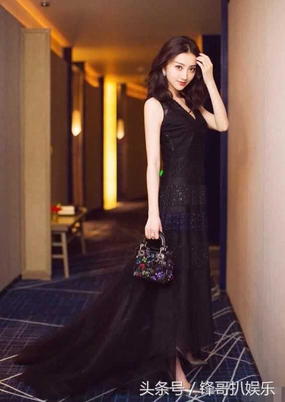 真服了景甜，硬是在抹胸裙里塞了2件衣服，穿着不觉得紧么？