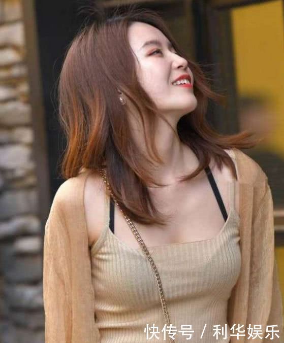 路人街拍，这个小姐姐好个性，这个裙子回头率好高啊