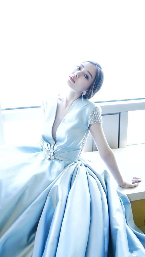 Baby梳了个中分卷发,却被吐槽“脸盘大”网友:是认真的吗?