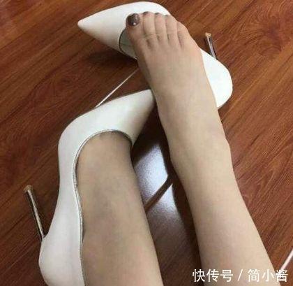 尖头细跟高跟鞋，简约的造型凉爽的选择，是你必备的一款凉鞋