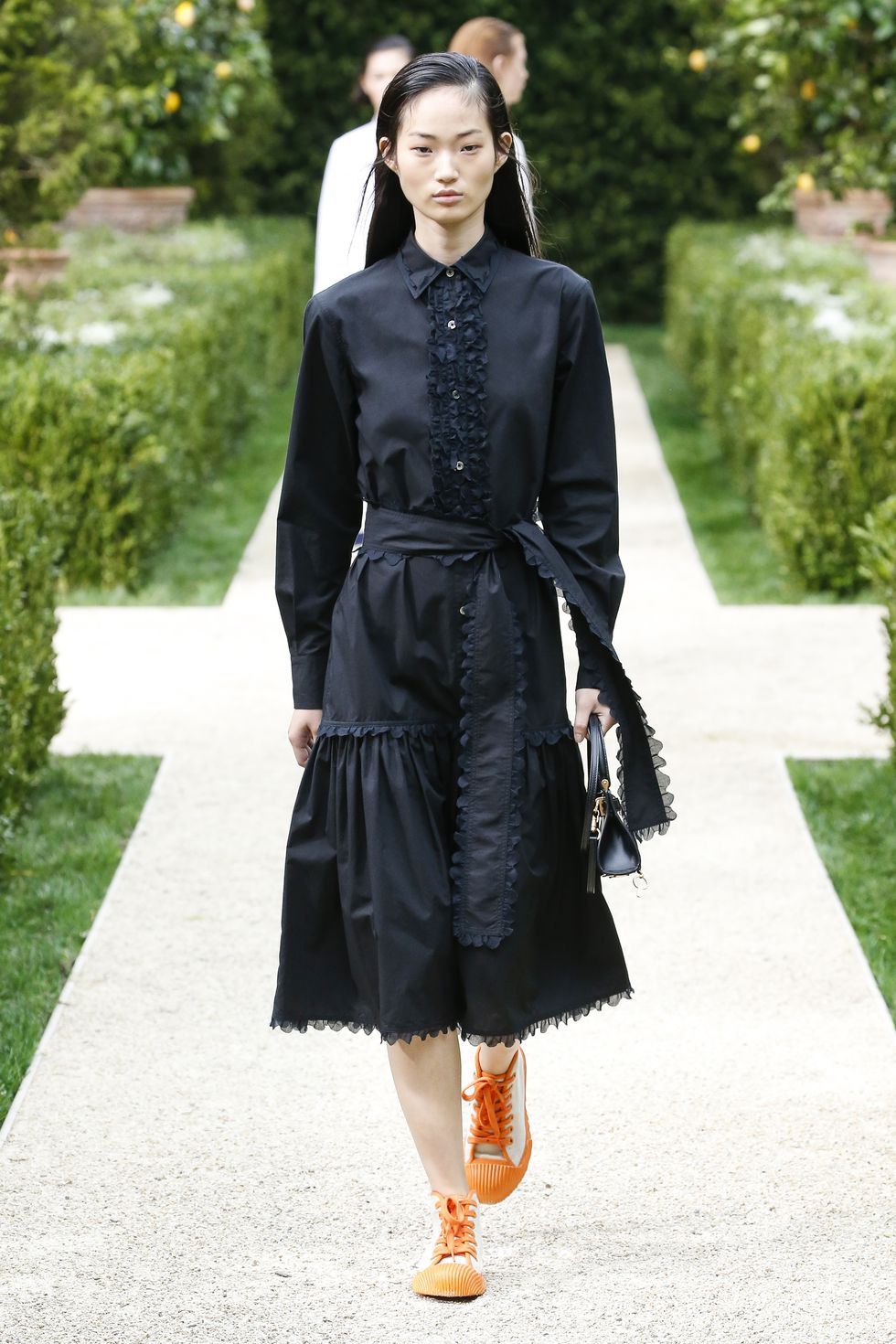 球鞋搭裙装，这种又酷又甜的穿搭方法觉对要学下来!