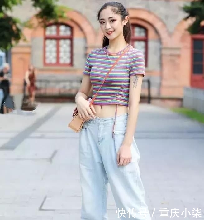天使@小姐姐的腿被天使吻过吧?牛仔裤线都不带弯的,这腿直得不像话!