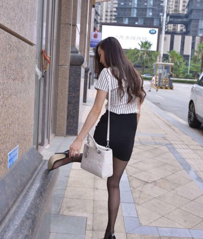 穿着黑丝袜的小姐姐很迷人，今天这条丝袜有点紧，让她很尴尬