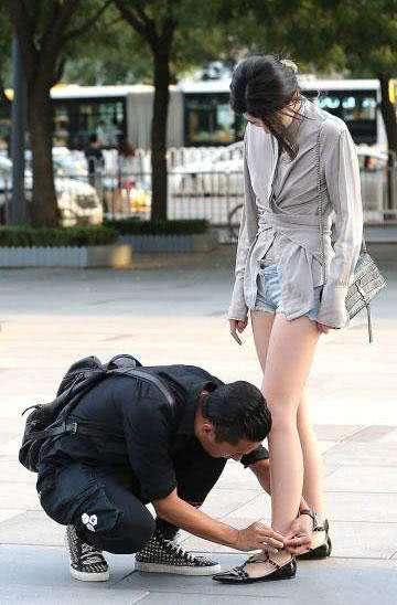 紧身裤穿出妹子的温婉女人味，更显性感美腿迷人的身姿