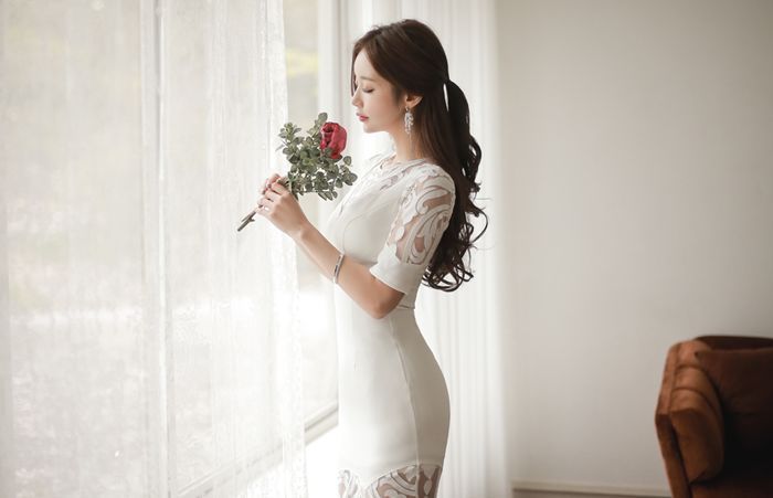 身形有致的紧身裙美女，展示女神的完美气质