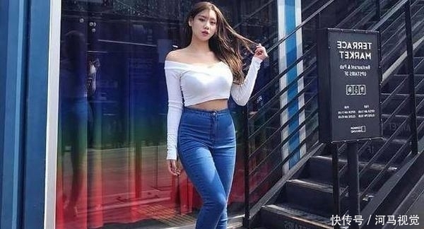展现■牛仔裤美女的穿搭展现视觉上的美感,靓丽而优雅!