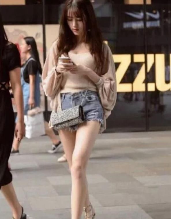 街拍:穿上裙子的小姐姐，上衣只有三根系带，很美的样子