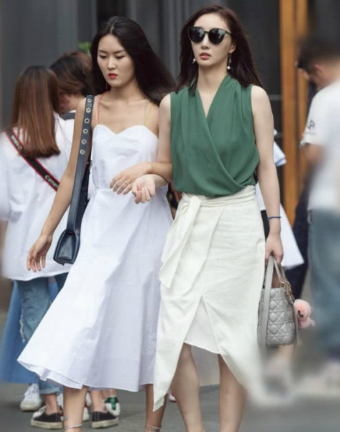 街拍：颜值高穿着大胆的小姐姐，气质光鲜靓丽很不一般！